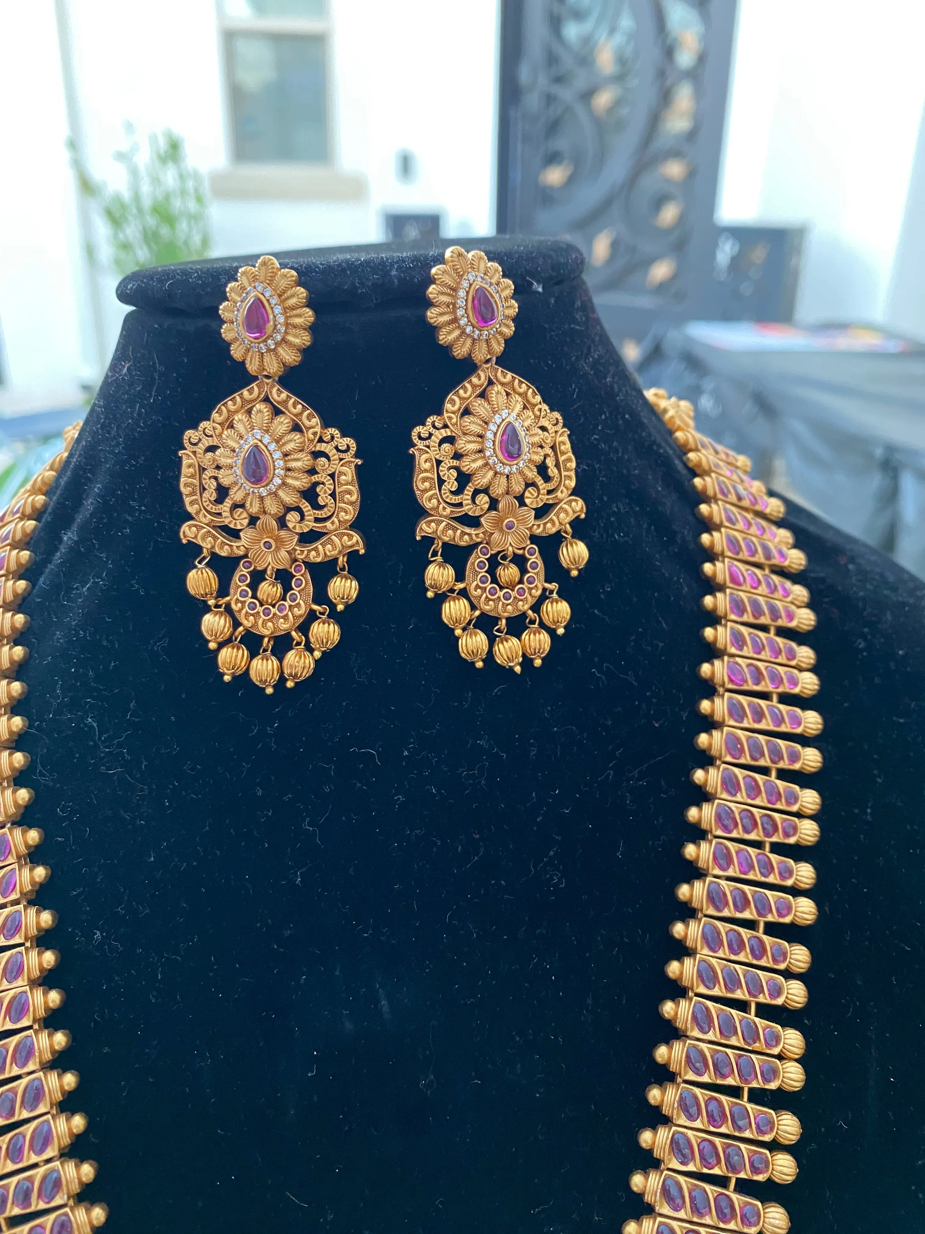 Alluring Exquisite Antique Gold Matte Finished Bridal Jewelry With Earrings