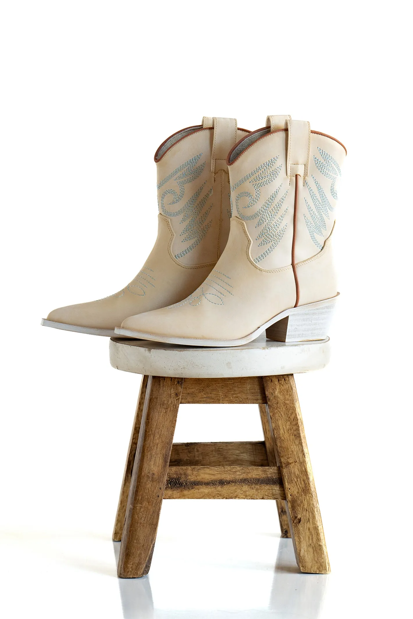 Zahara Cream Short Cowgirl Boot